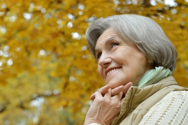 Seniorin im Herbstpark — Stockfoto