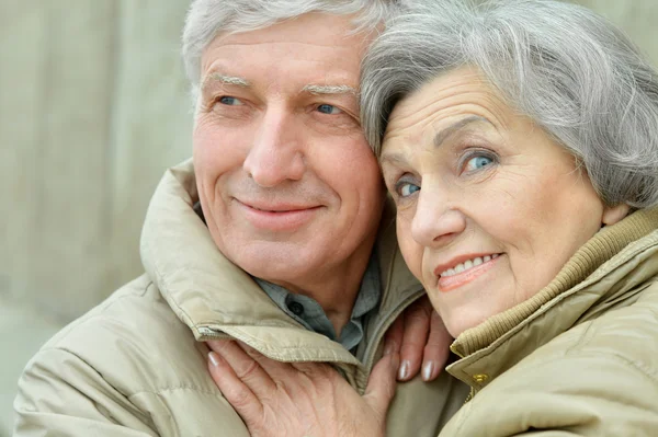 Mature couple near wall — Stock Photo, Image