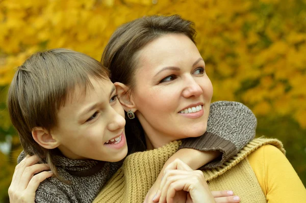 Madre con ragazzo nel parco — Foto Stock