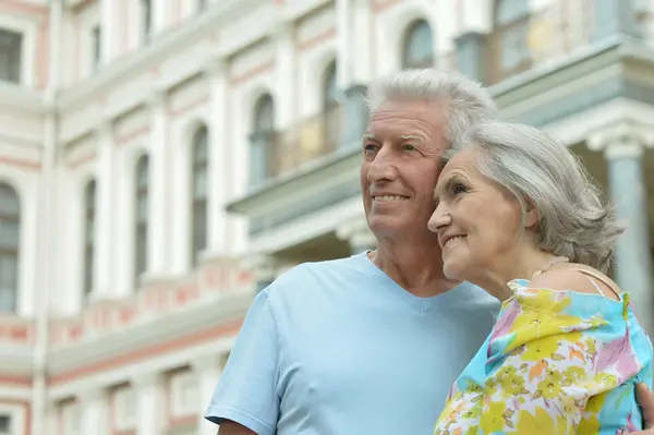 Parejas maduras en la ciudad —  Fotos de Stock