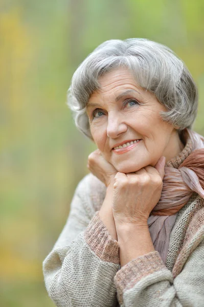 Elderly woman  in autumn park — Stock Photo, Image