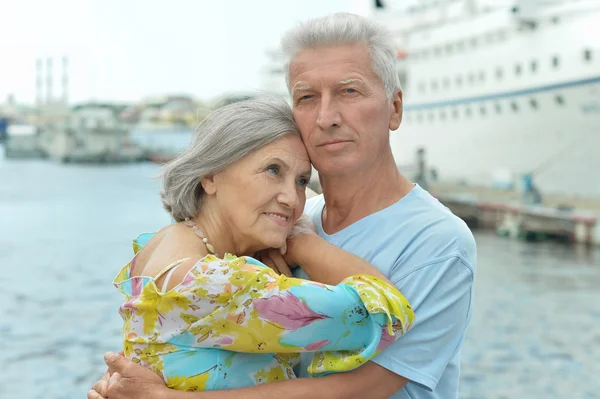 Senior couple standing on pier — Stock Photo, Image