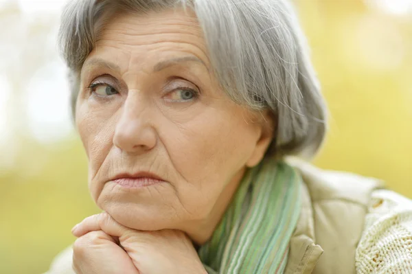 Mujer vieja triste en otoño —  Fotos de Stock