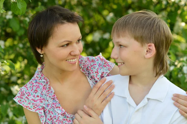 Sonriente madre e hijo —  Fotos de Stock