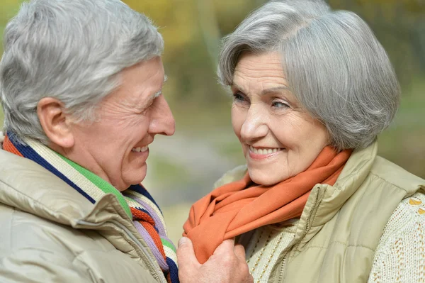 Senior par i höstparken — Stockfoto