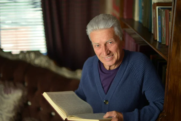 Retired man reading book — Stock Photo, Image