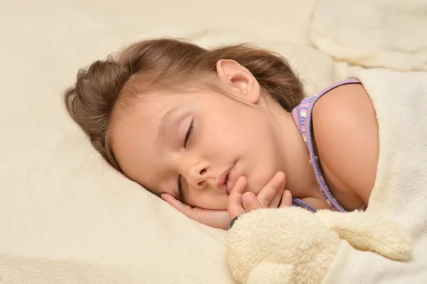 Meisje slapen met een stuk speelgoed — Stockfoto