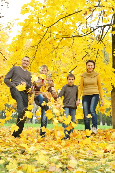 Familie ontspannen in herfst park — Stockfoto