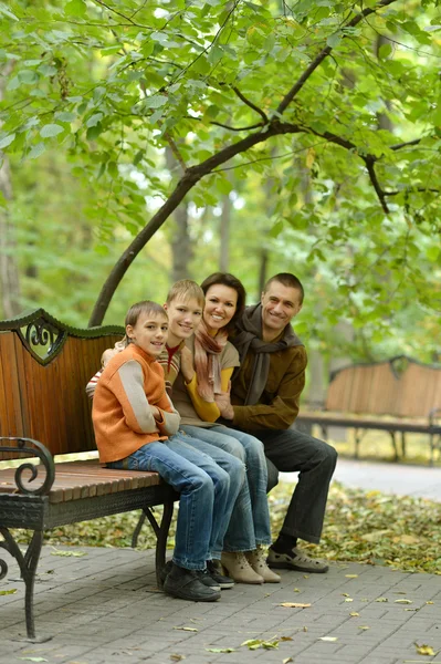 Sonbahar parkında bir aile — Stok fotoğraf