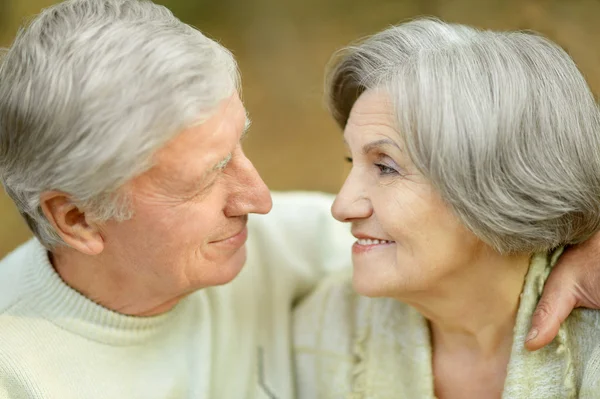 Coppia Senior nel parco autunnale — Foto Stock