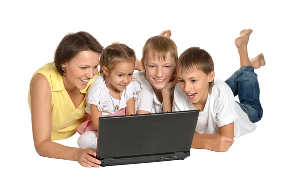 Szczęśliwa rodzina z laptopem — Zdjęcie stockowe