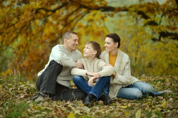 Familie im Herbstpark — Stockfoto