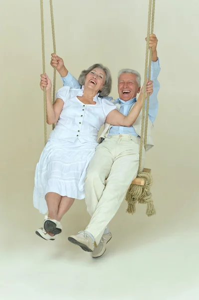 Couple plus âgé sur swing — Photo