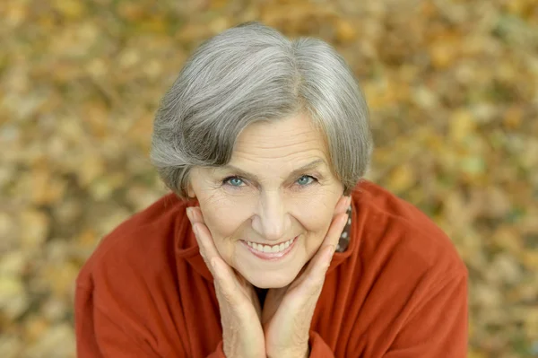 Ältere Frau im Herbst — Stockfoto