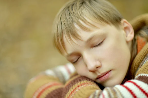 Αγόρι ύπνου στο πάρκο φθινόπωρο — Φωτογραφία Αρχείου