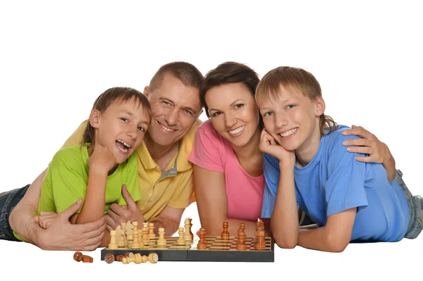 Familia feliz jugando ajedrez — Foto de Stock