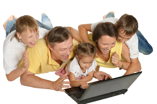 Ευτυχισμένη οικογένεια με φορητό υπολογιστή — Φωτογραφία Αρχείου