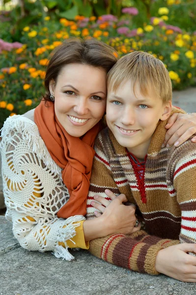 Mother and son  in  park — Stock Photo, Image