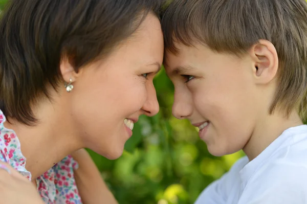 Lachende moeder en zoon — Stockfoto