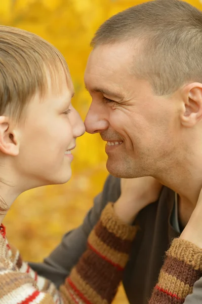 Padre e figlio nel parco autunnale — Foto Stock