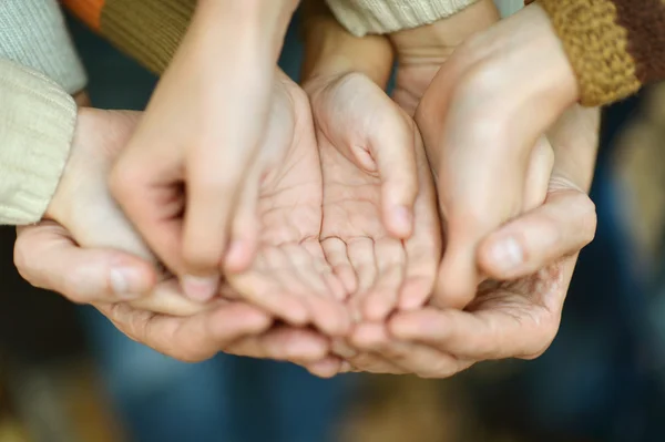 Hände zusammengehalten — Stockfoto