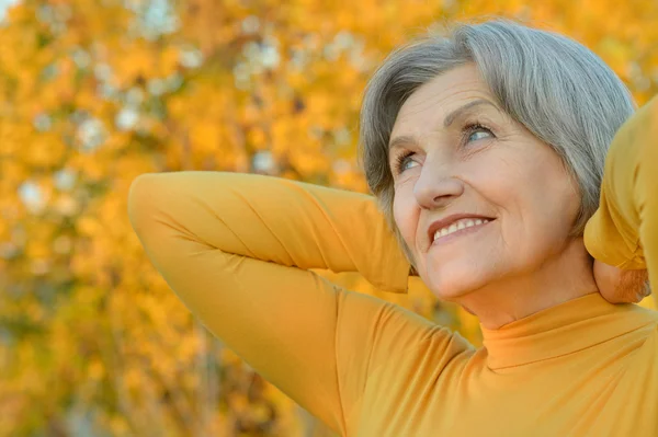 Mujer en el parque de otoño — Foto de Stock