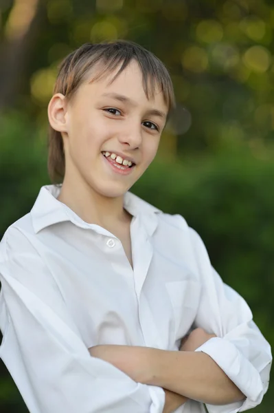 Menino feliz no parque — Fotografia de Stock