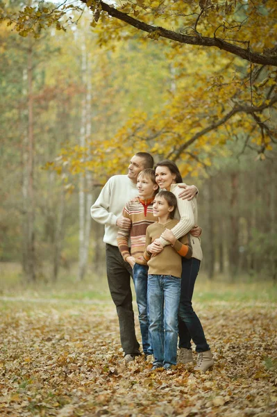 Familj i höst skog — Stockfoto