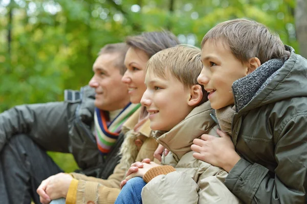 Familia relajante en el parque de otoño — Foto de Stock