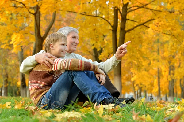 Дедушка и внук в парке — стоковое фото