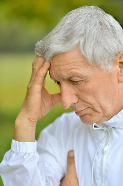 Tankeväckande äldre man i höst — Stockfoto