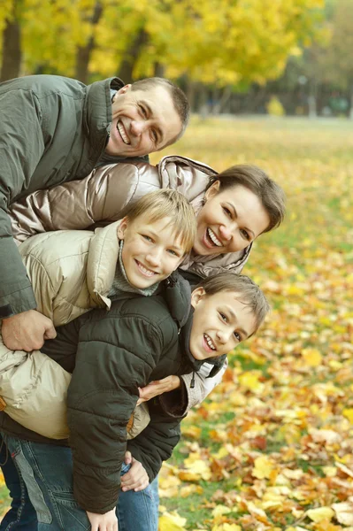 Familjen avkopplande i höst park — Stockfoto