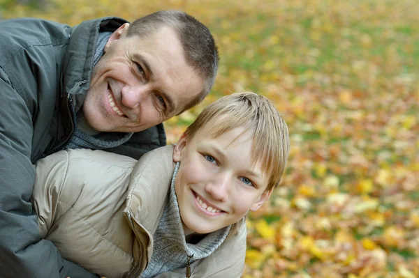 Padre e hijo en el parque de otoño —  Fotos de Stock