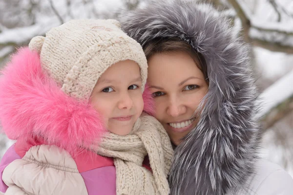 Moeder en dochter in de winter — Stockfoto
