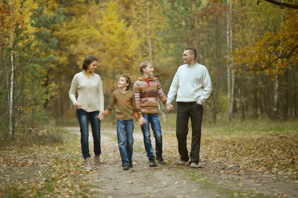 Famiglia nella foresta autunnale — Foto Stock