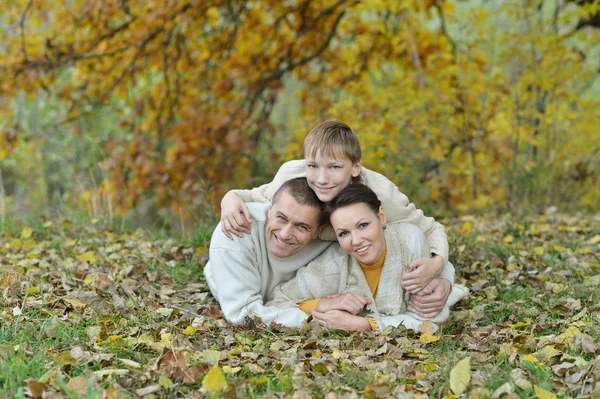 Family in  autumn park — Stock Photo, Image