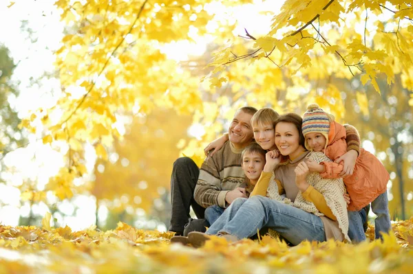 Familia relajante en bosque de otoño — Foto de Stock