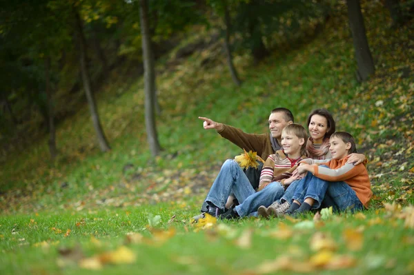 Familie zit in het najaar park — Stockfoto