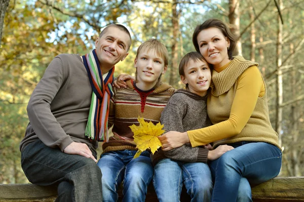 Familjen avkopplande i höst park — Stockfoto