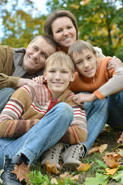 Família relaxante no parque de outono — Fotografia de Stock