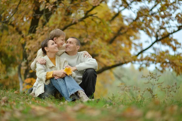 Família sentado no parque de outono — Fotografia de Stock