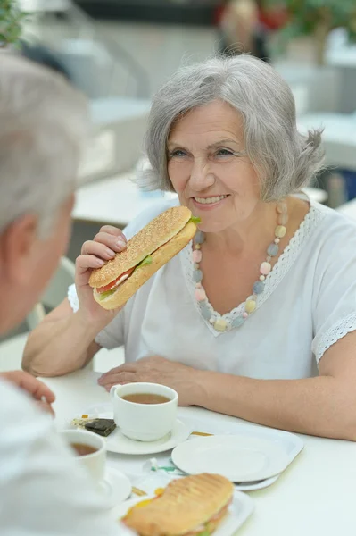 Ouderen paar eten fastfood — Stockfoto