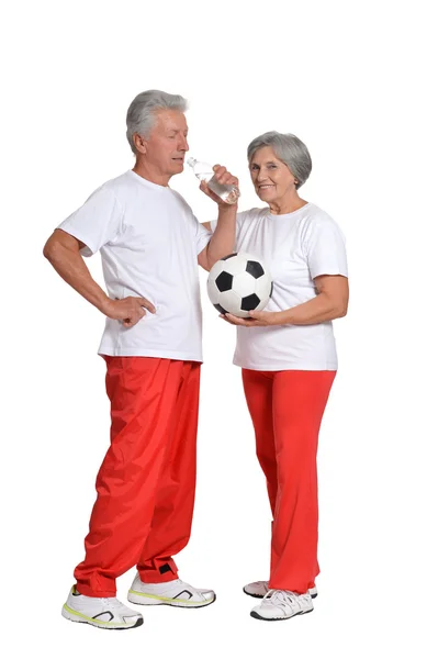 Старшая пара упражняется с мячом — стоковое фото