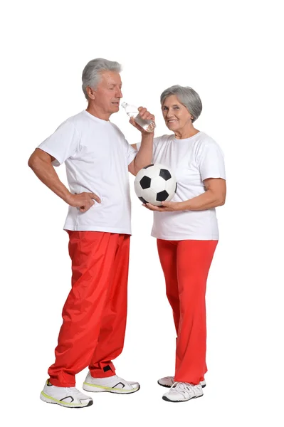 Couple aîné faisant de l'exercice avec balle — Photo