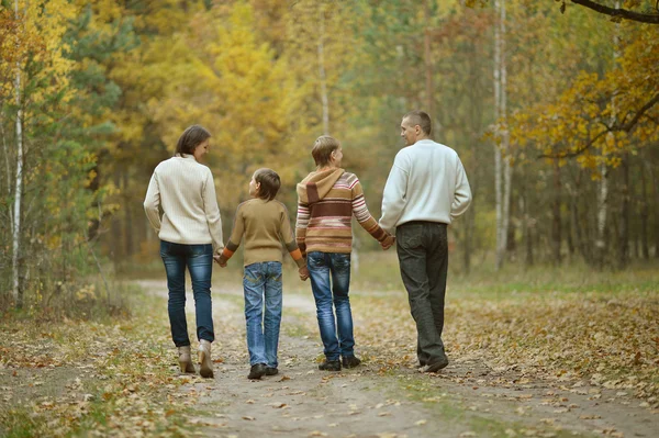 Familia en bosque otoñal — Foto de Stock