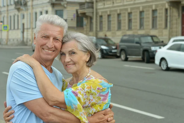 Parejas maduras en la ciudad —  Fotos de Stock