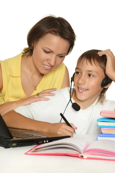 Madre e hijo haciendo la tarea — Foto de Stock