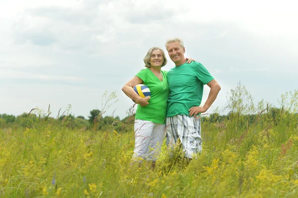 Couple sénior avec balle — Photo