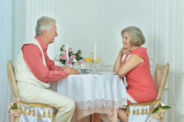 Bejaarde echtpaar op datum — Stockfoto