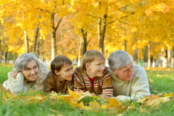 Grootouders en kleinkinderen in de herfst — Stockfoto